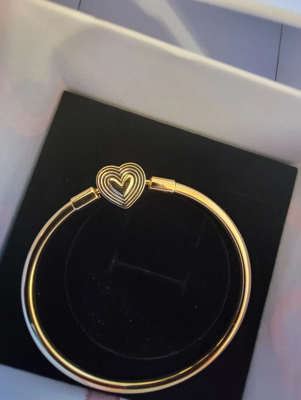 Pandora Radiating Heart Clasp Bangle - Picture 4 of 4